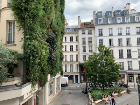 Artistic apartment center of Paris
